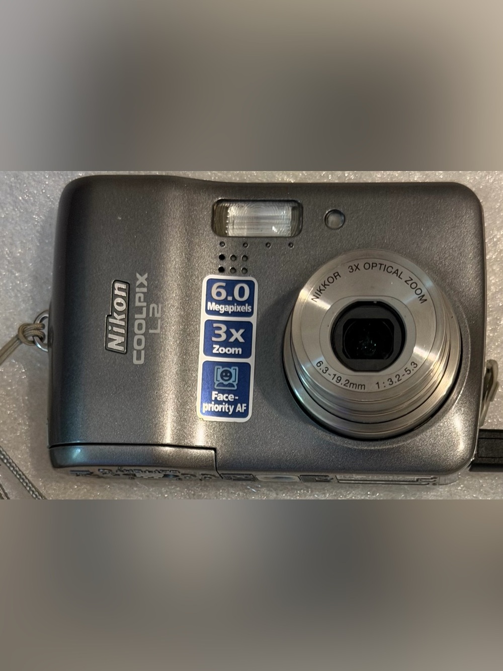Nikon Coolpix L2 Compact Digital Camera - Silver Gray Tested & Working used.